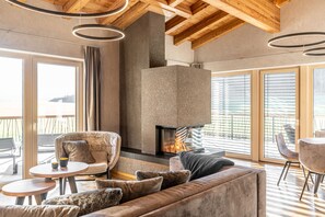 Chalet de lujo, 2 habitaciones, sauna, vistas a la montaña (PUREST Paradise) | Zona de estar | Una televisión de pantalla plana, una estación de conexión para MP3