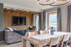 Apartamento de lujo, 2 habitaciones, patio, vistas a la montaña (PUREST Happiness) | Zona de estar | Una televisión de pantalla plana, una estación de conexión para MP3