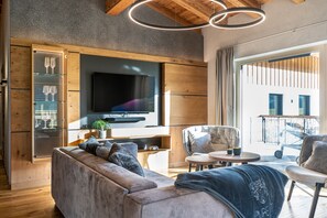Chalet de lujo, 2 habitaciones, sauna, vistas a la montaña (PUREST Paradise) | Zona de estar | Una televisión de pantalla plana, una estación de conexión para MP3