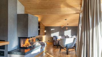 Penthouse, 2 Schlafzimmer, Sauna, Bergblick (PUREST Penthouse) | Wohnbereich | Flachbildfernseher, MP3-Dockingstation, Fußbodenheizung