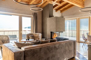 Chalet Luxury, 2 camere da letto, sauna, vista montagna (PUREST Paradise) | Area soggiorno | TV a schermo piatto, docking station per MP3, pavimenti riscaldati