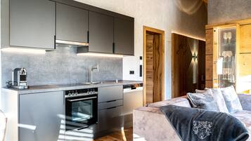 Luxury-Chalet, 2 Schlafzimmer, Sauna, Bergblick (PUREST Paradise) | Wohnbereich | Flachbildfernseher, MP3-Dockingstation, Fußbodenheizung