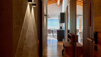 Luxury-Chalet, 2 Schlafzimmer, Sauna, Bergblick (PUREST Paradise) | Wohnbereich | Flachbildfernseher, MP3-Dockingstation, Fußbodenheizung