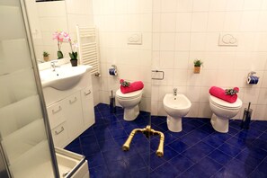 Lägenhet - 2 sovrum | Badrum | Dusch, gratis toalettartiklar, hårtork och tofflor