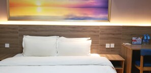 Senior Apartment, 1 Bedroom, City View | Desk, blackout drapes, free WiFi - Xi'an Phoenix Holiday Hotel (Xi'an)
