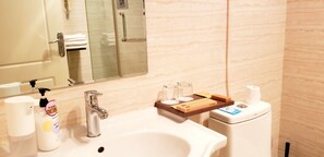 Departamento senior, 1 habitación, vista a la ciudad | Baño | Regadera, amenidades de baño gratuitas, secadora de cabello, pantuflas 