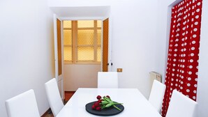 Appartement, 3 chambres | Coin séjour