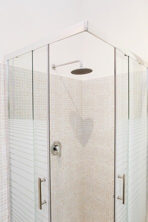 Apartamento, 3 habitaciones | Ducha del cuarto de baño