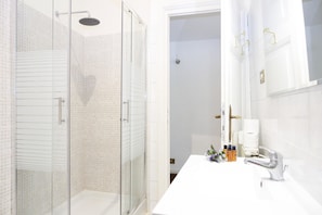 Appartamento, 3 camere da letto | Bagno | Doccia, set di cortesia gratuito, asciugacapelli, pantofole