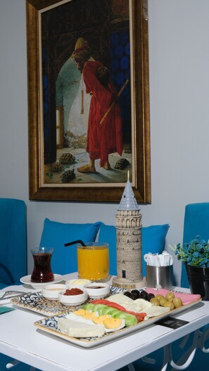 Daily continental breakfast (EUR 10 per person)