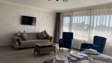 Deluxe Room | Premium bedding, free minibar items, desk, iron/ironing board