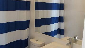 Apartment, 2 Bedrooms | Bathroom | Shower, towels