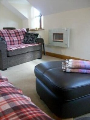 Apartment | Living room | Flat-screen TV, fireplace