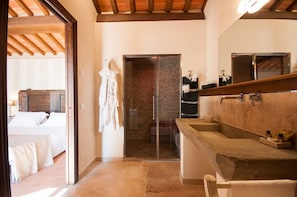 Chambre Double Deluxe, baignoire à jets | Salle de bain | Articles de toilette gratuits, sèche-cheveux, bidet, serviettes fournies