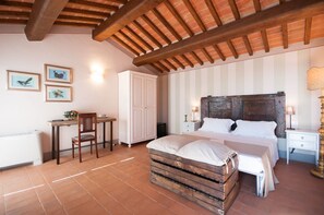 Minibar, desk, blackout curtains, soundproofing - Borgo tra gli Olivi (Castiglion Fiorentino)