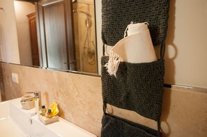 Vierbettzimmer, Whirlpool | Waschbecken im Bad