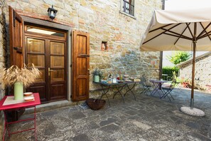 Petit déjeuner composé de spécialités régionales (10 EUR par personne)