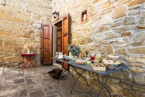 Tägliches einheimisches Frühstück gegen Gebühr