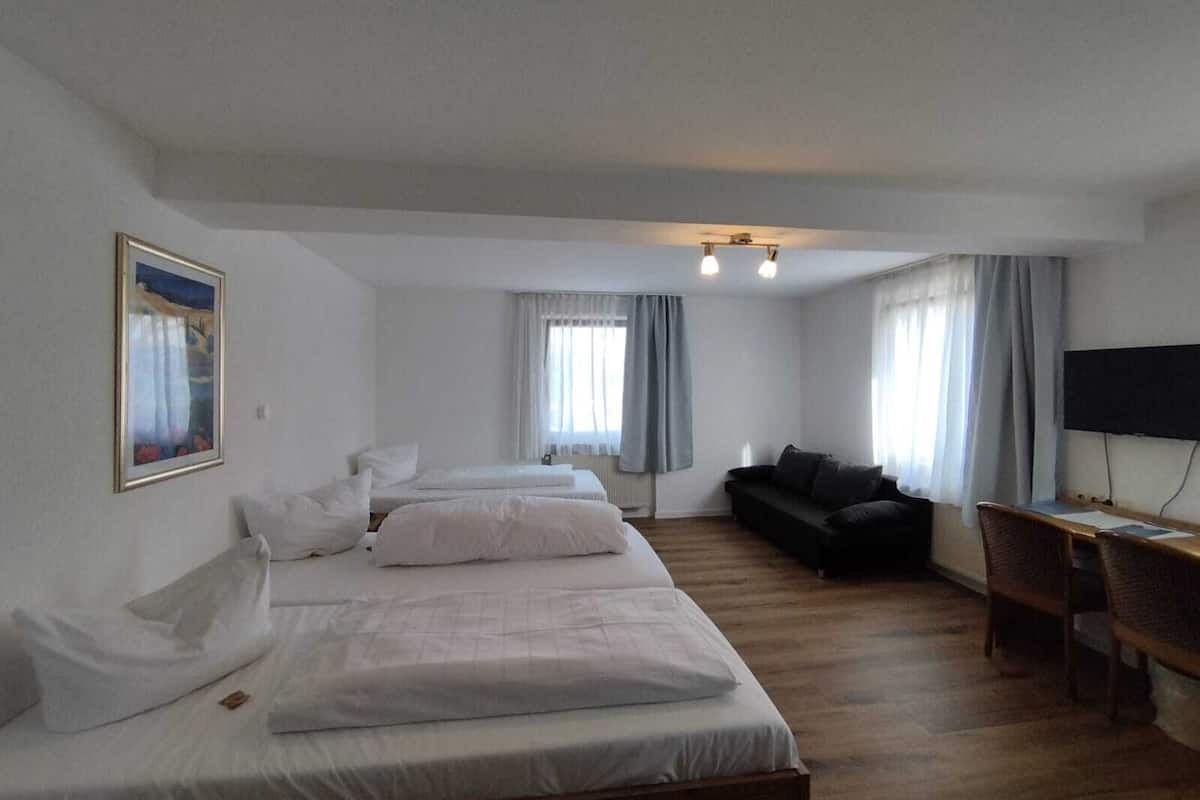 Standard Triple Room, Ensuite | 1 bedroom, free cots/infant beds, bed sheets