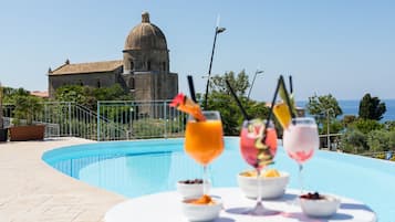 Una piscina al aire libre de temporada