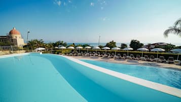 Una piscina al aire libre de temporada