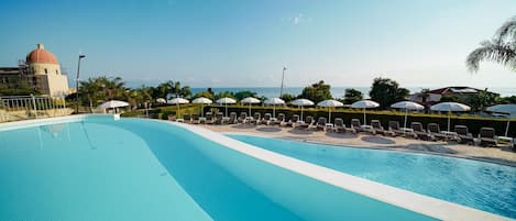 Piscine extérieure (ouverte en saison)