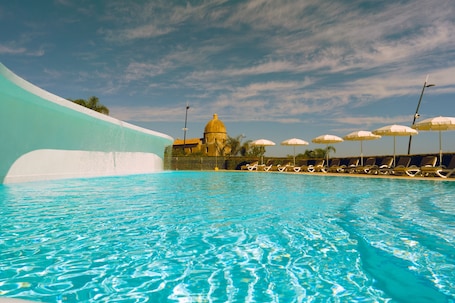 Seasonal outdoor pool
