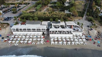 Una spiaggia nelle vicinanze