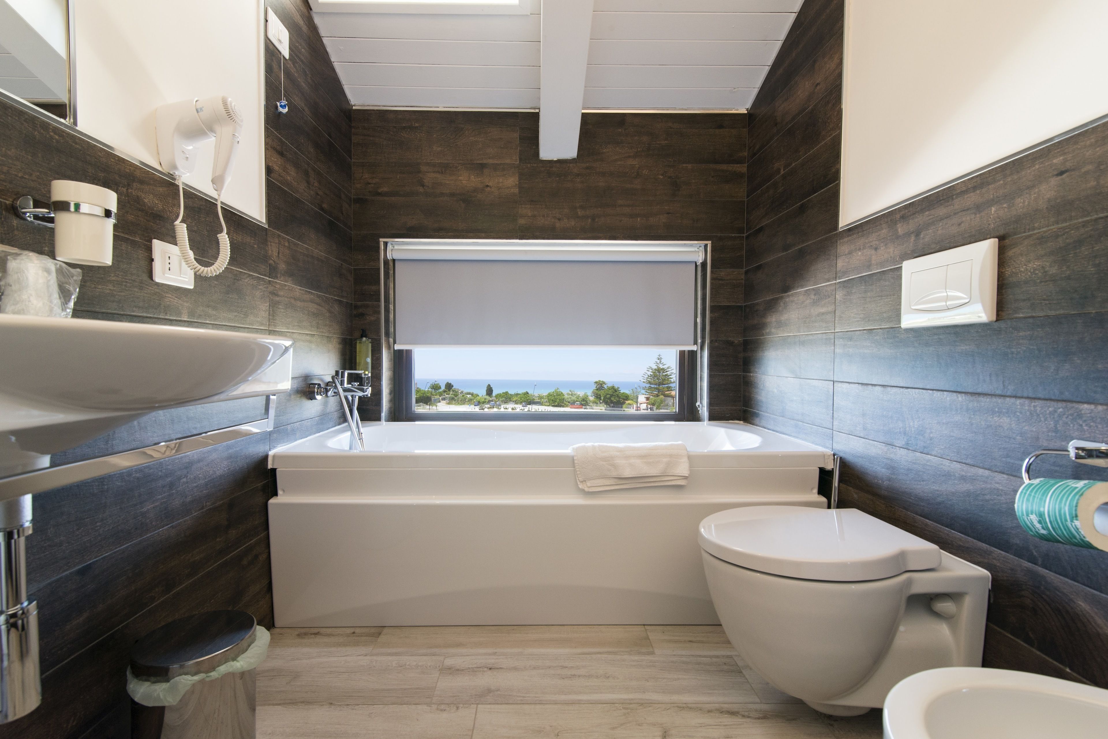 economy double room | bathroom | free toiletries, bidet, towels