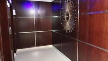 Dusche, kostenlose Toilettenartikel, Haartrockner, Handtücher