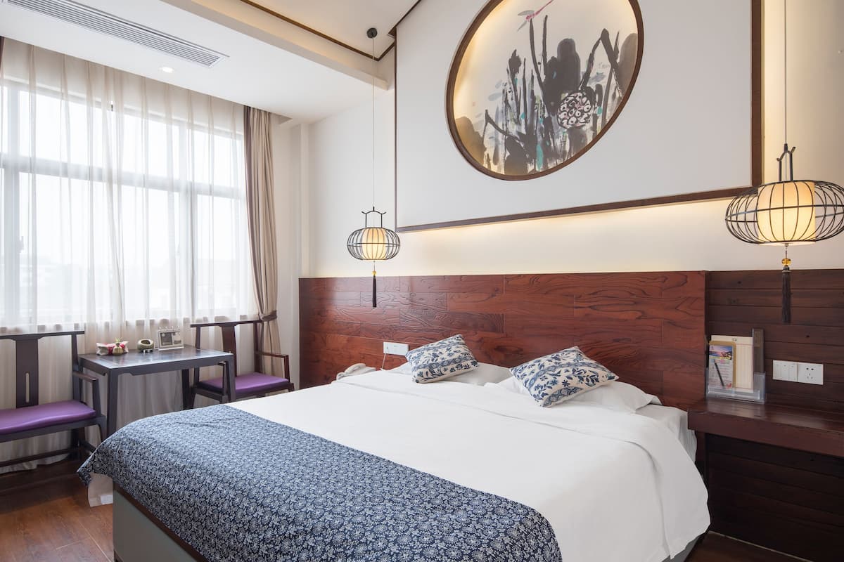 Deluxe tweepersoonskamer | Luxe beddengoed, donsdekens, pillowtop-bedden, een kluis op de kamer