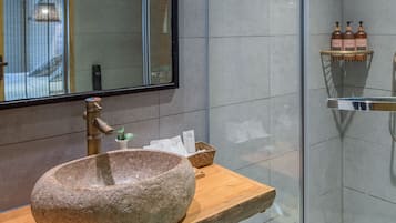 Standard Double Room | Bathroom | Shower, rainfall showerhead, free toiletries, hair dryer