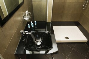 Apartamento, 1 habitación, terraza | Baño | Ducha, artículos de higiene personal gratuitos y secador de pelo