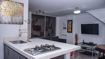 Apartamento, 2 quartos | Cozinha privada | Geladeira grande, micro-ondas, cooktop, cafeteira/chaleira