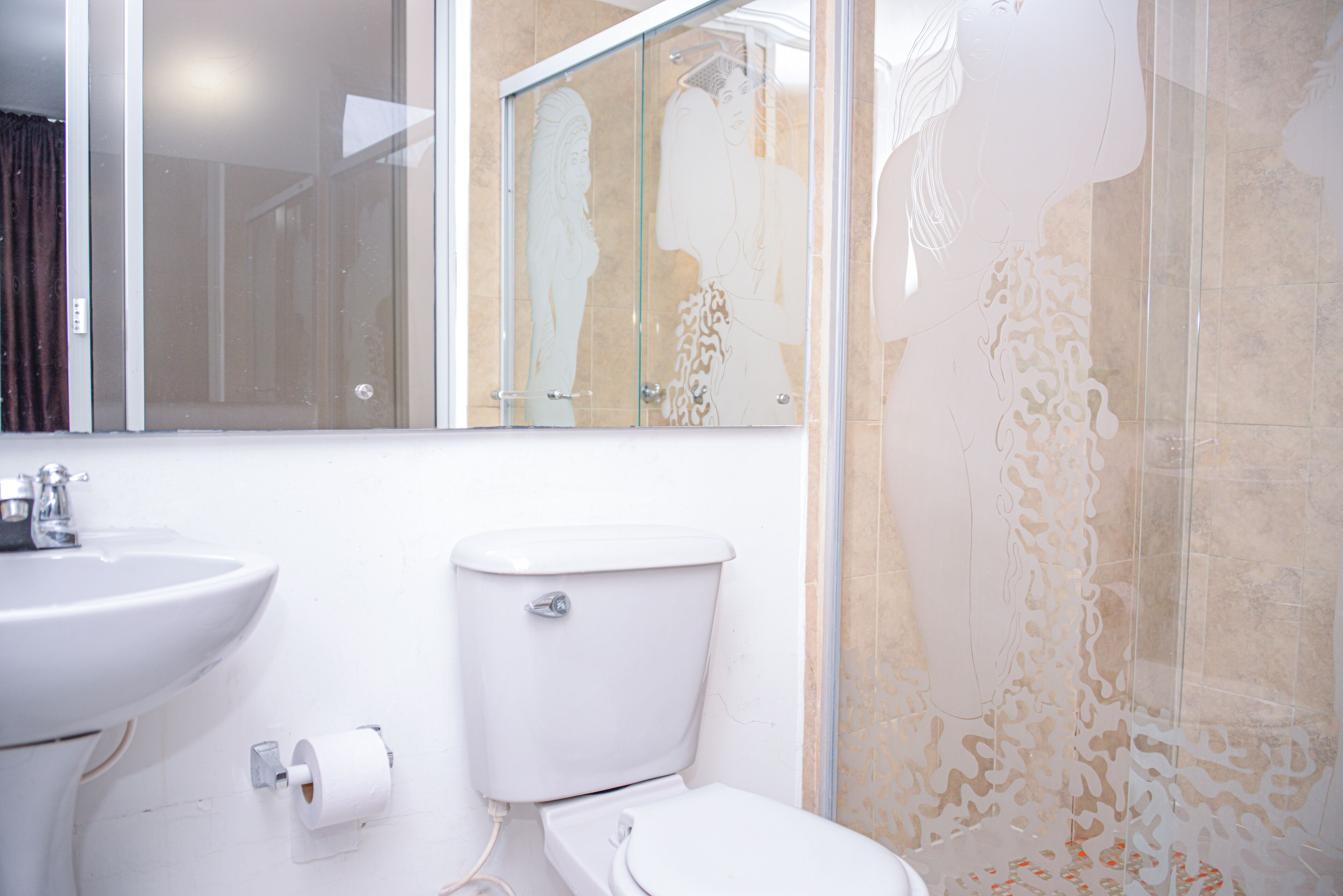 Ein Badezimmer mit Toilette, Waschbecken und Dusche.