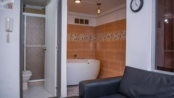 Apartamento, 2 quartos | Área de estar | TV de tela plana 32 polegadas com canais a cabo, TV