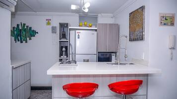 Refrigerador con freezer, microondas, placa de cocina, cafetera/tetera