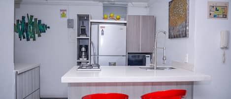 Apartment, 2 Bedrooms | Dapur peribadi | Peti sejuk/penyejuk beku saiz penuh, ketuhar gelombang mikro, dapur