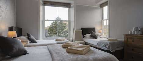 Chambre Familiale, salle de bains attenante | Wi-Fi gratuit