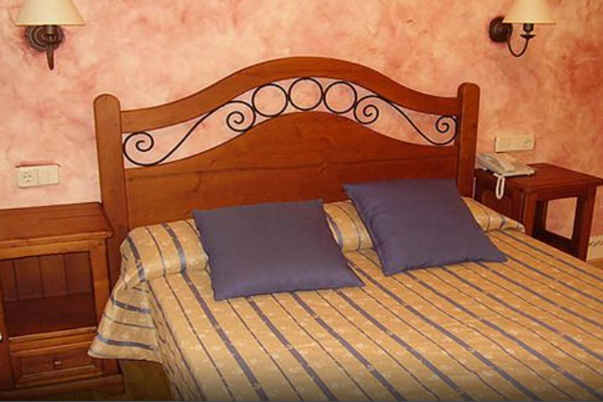 Double Room | Desk, WiFi (free), bed sheets