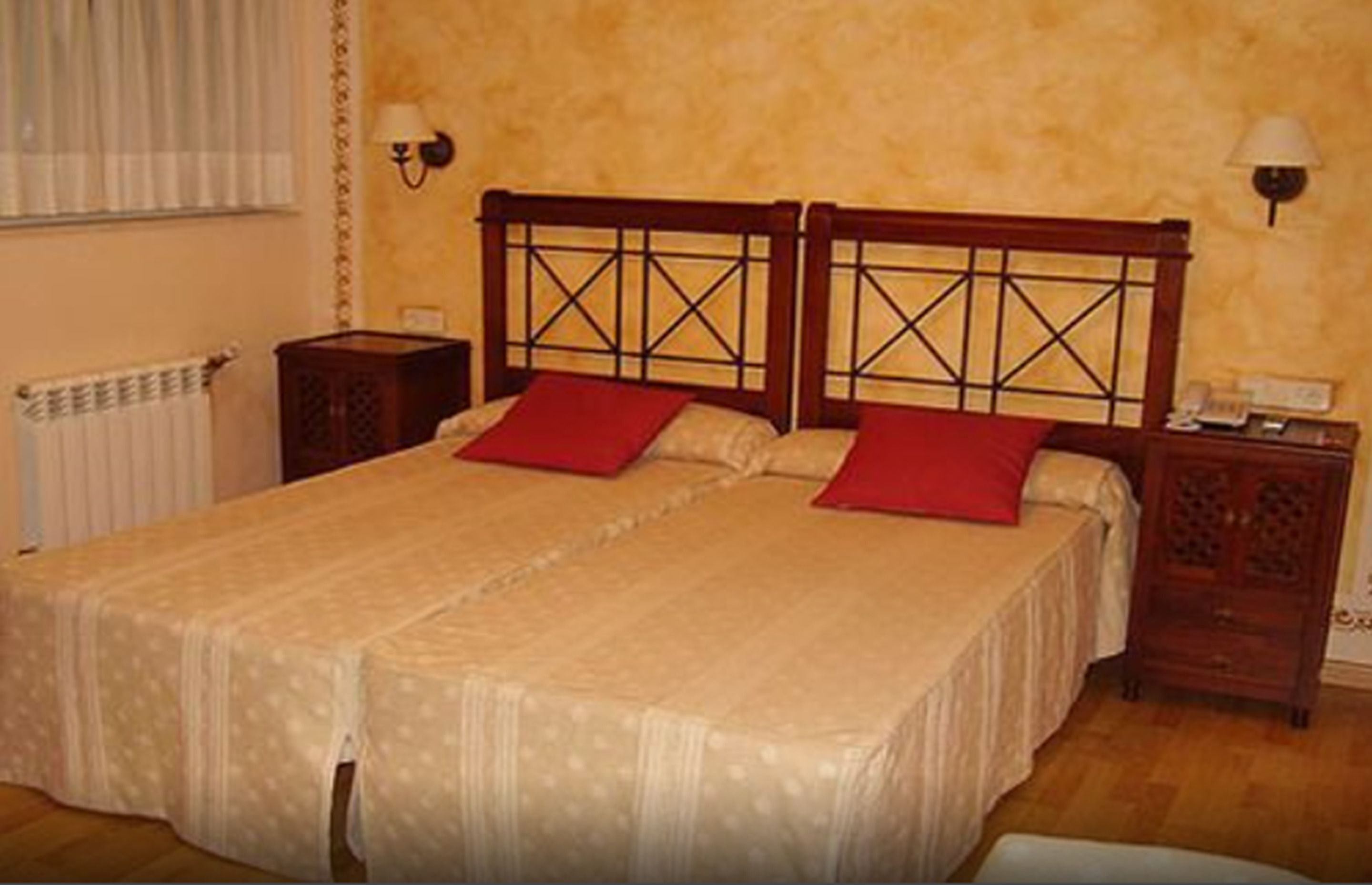 Double Room | Desk, free WiFi, bed sheets