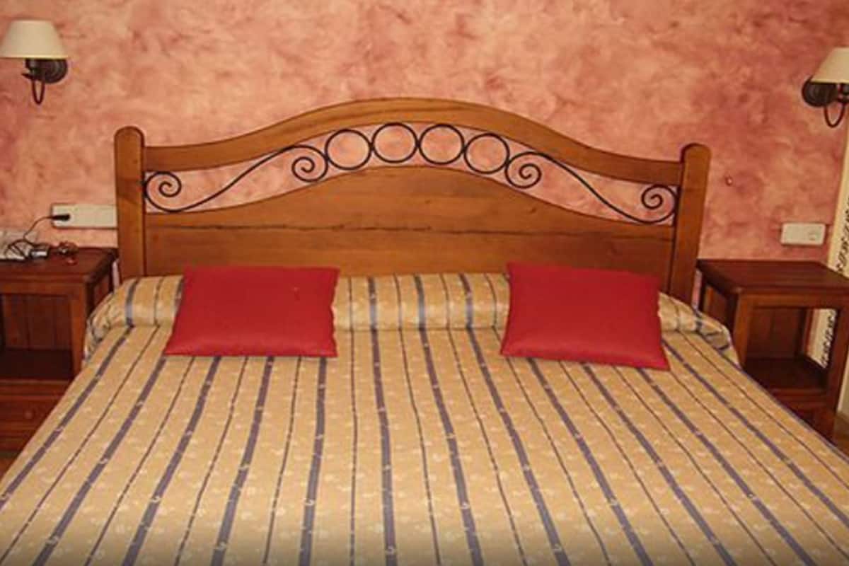 Een bureau, gratis wifi, beddengoed