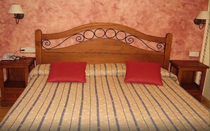 办公桌、免费 WiFi、床单