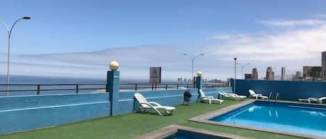 Una piscina al aire libre