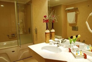 Chambre luxueuse | Salle de bain | Baignoire profonde, articles de toilette (gratuits), séchoir à cheveux