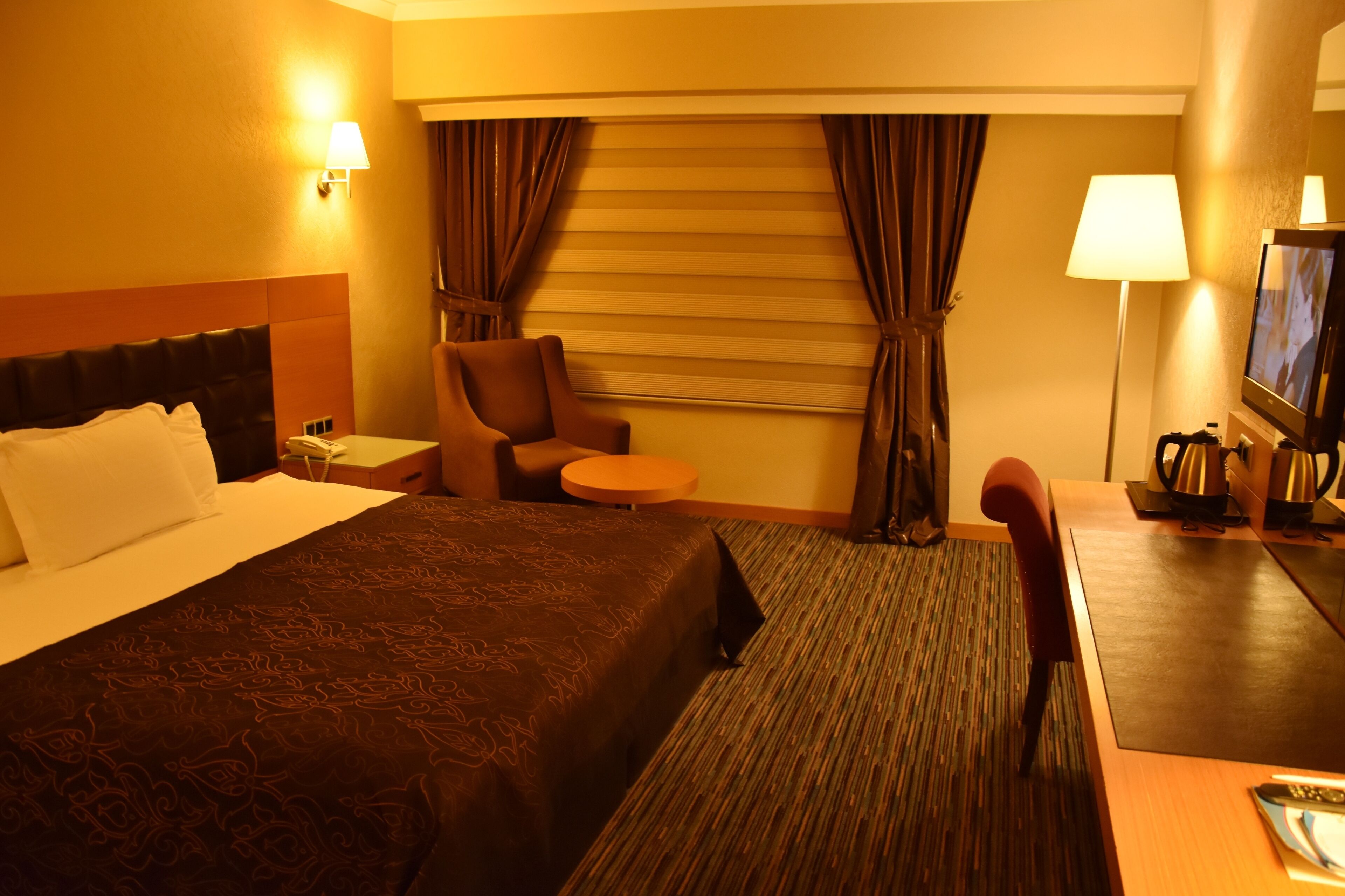 luxury room | in-room safe, desk, free wifi, bed sheets