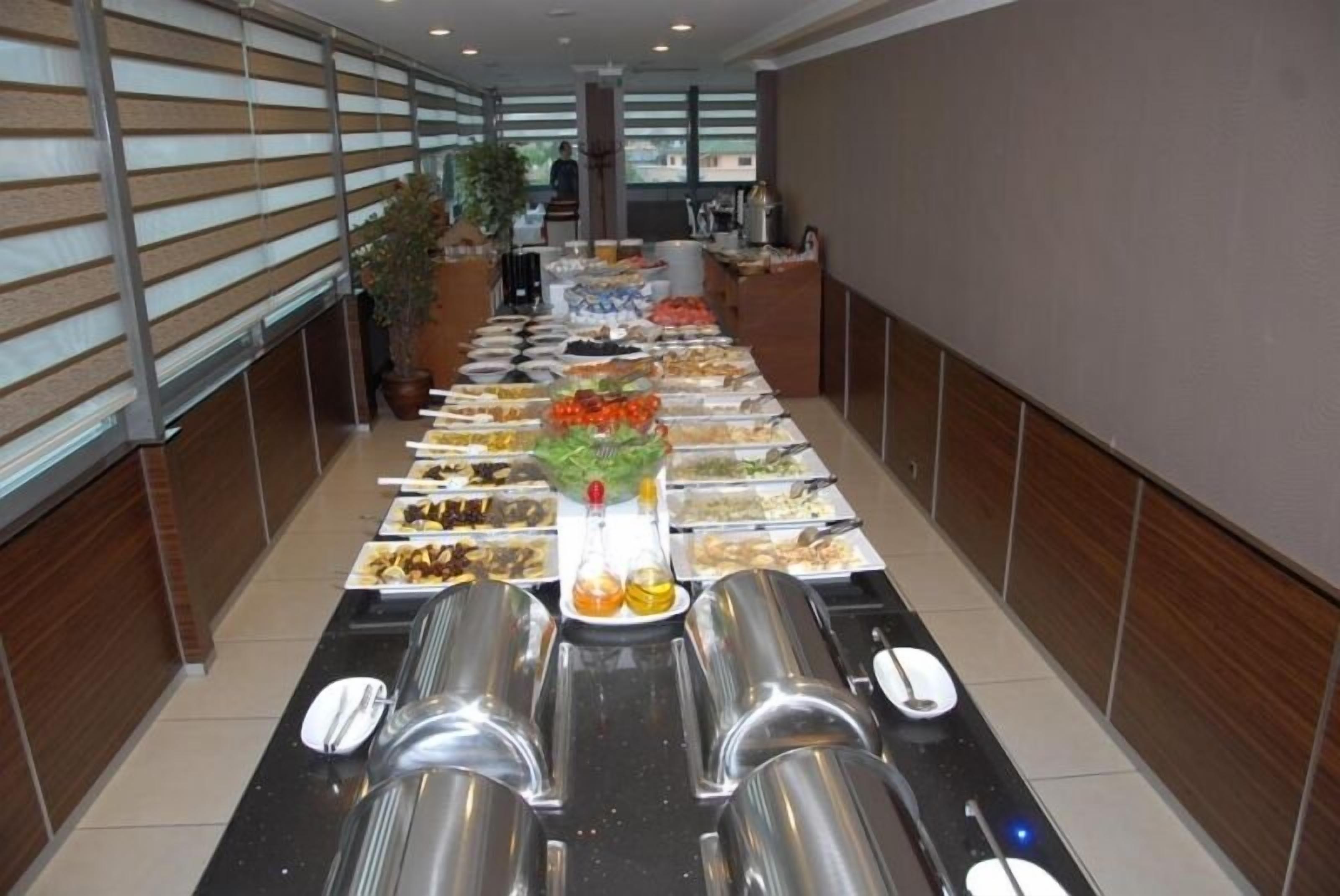 Un bufé con diversos alimentos y utensilios.