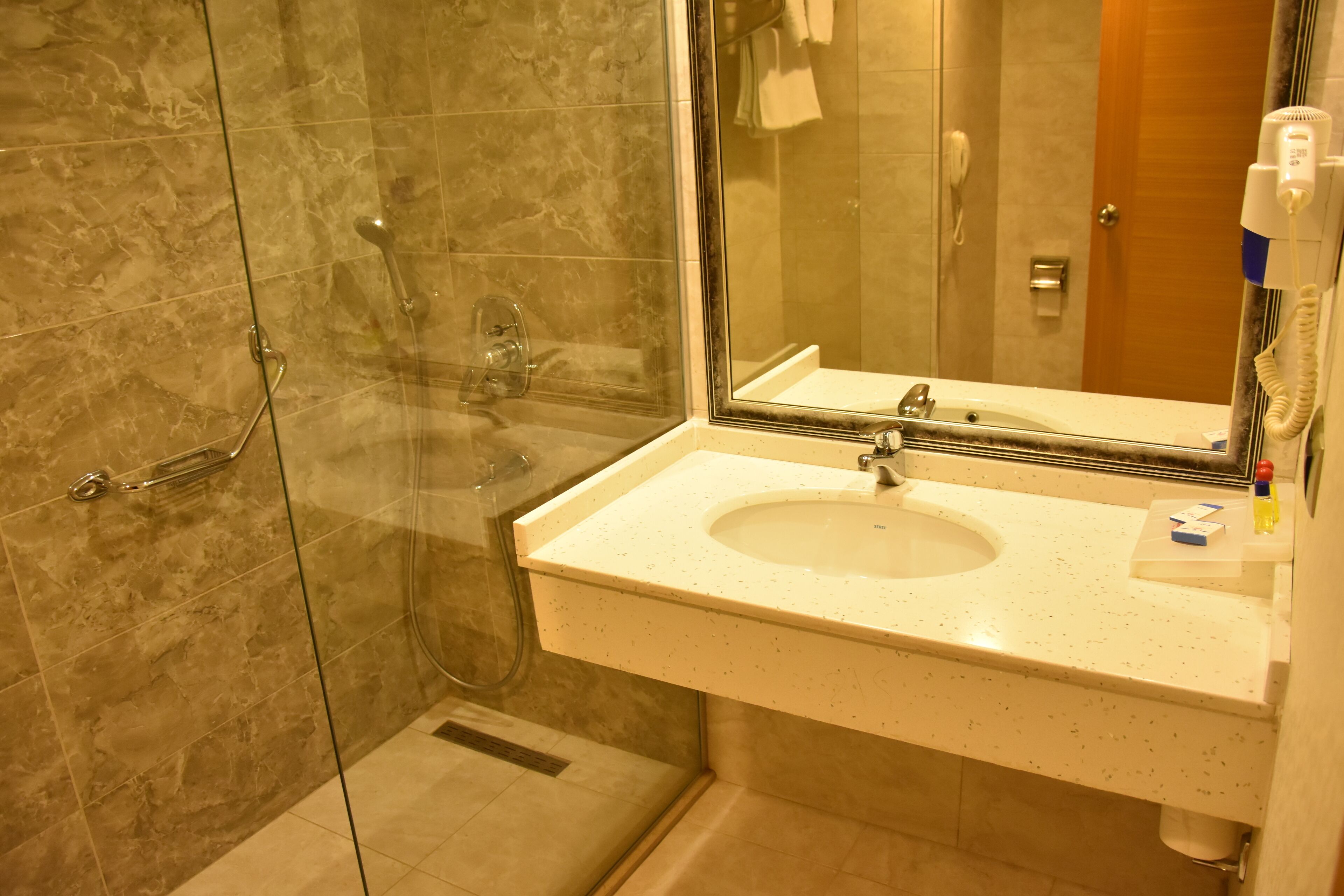 standard room | bathroom | deep-soaking bathtub, free toiletries, hair dryer, slippers