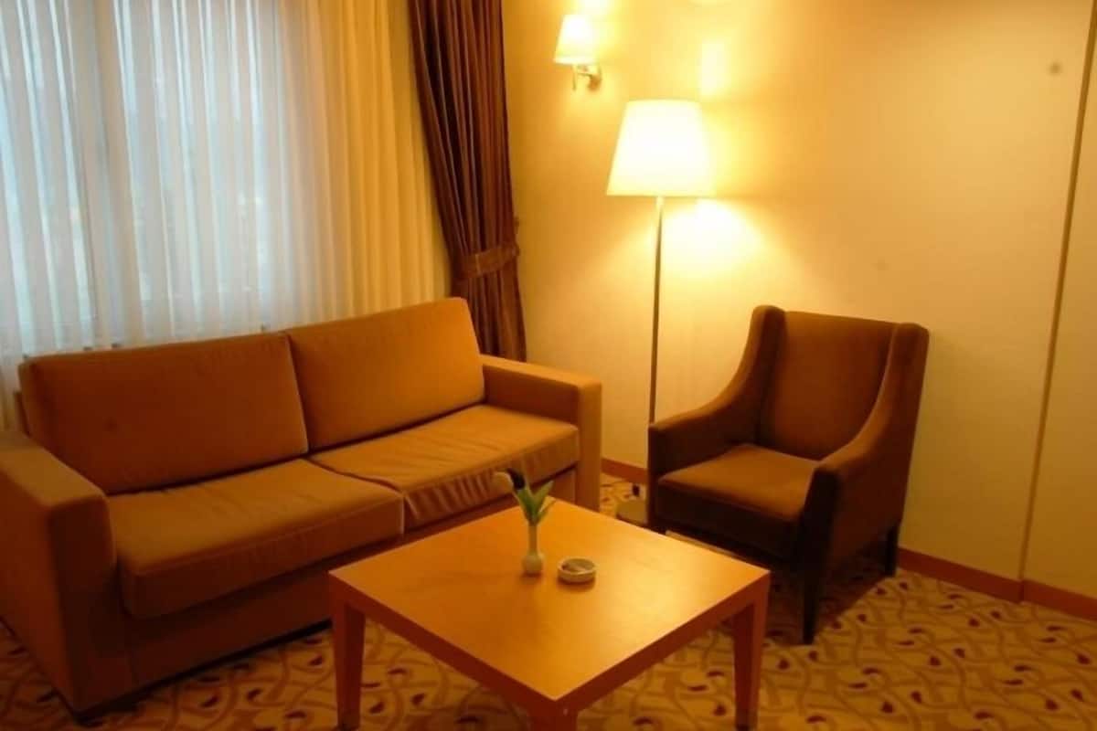 suite | living area | lcd tv