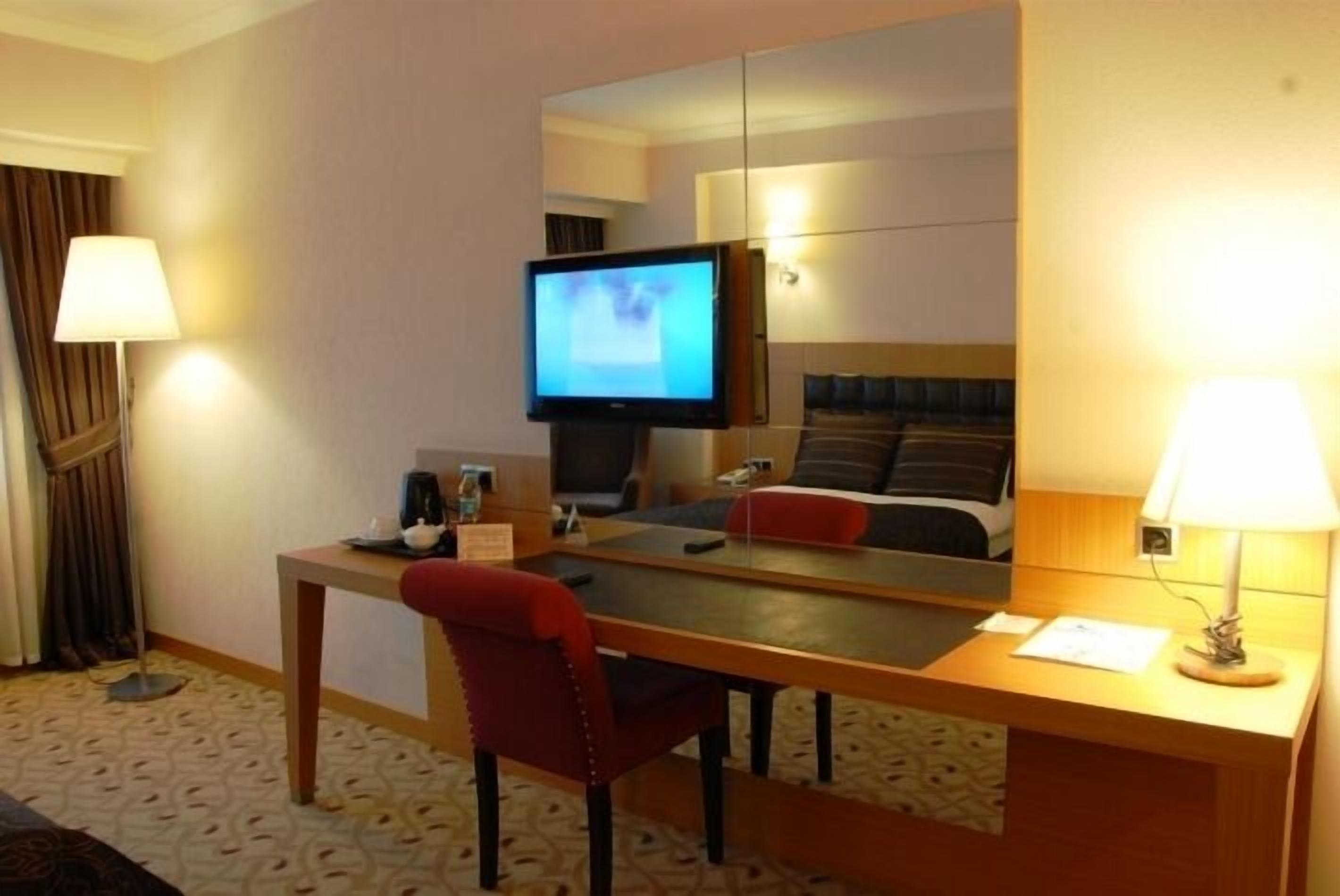 standard room | in-room safe, desk, free wifi, bed sheets